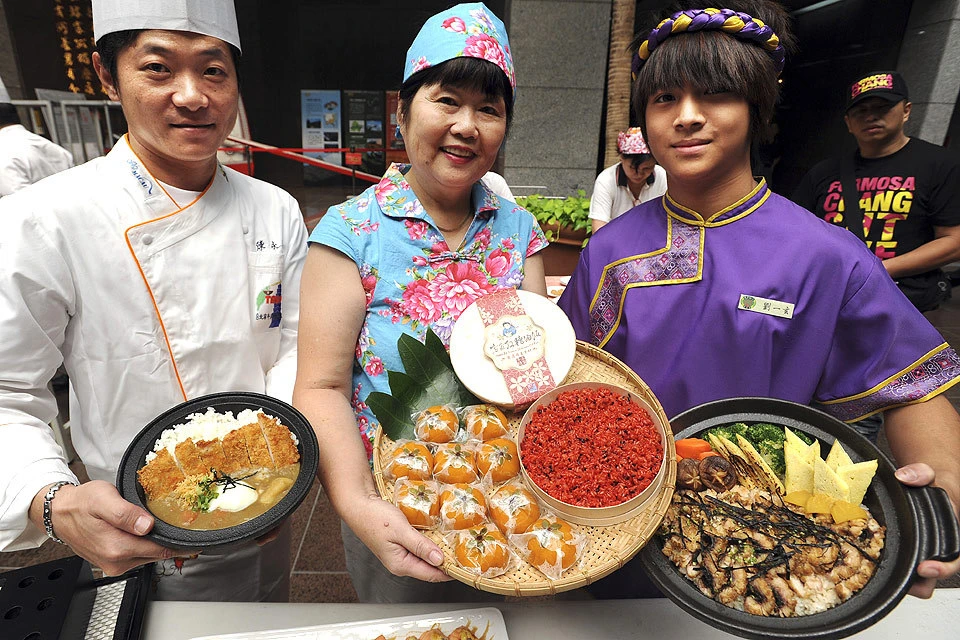 Тайваньские шеф-повара демонстрируют свои кулинарные произведения на фестивале в городе Тайбэй.