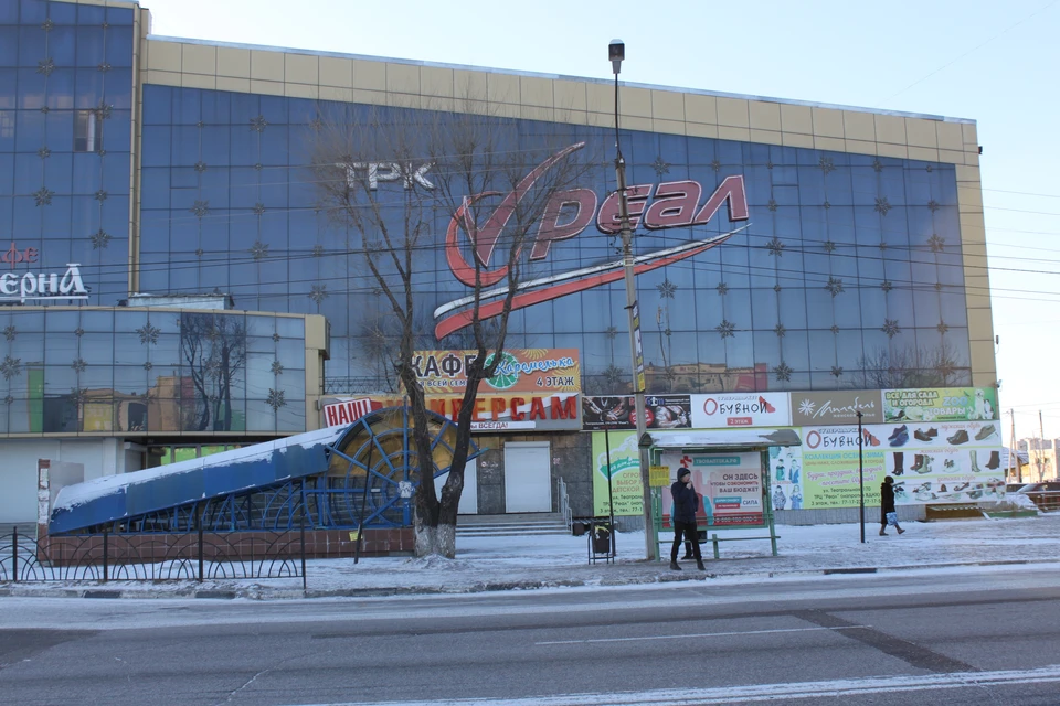 Там, где раньше всегда ходили посетители торгового центра, теперь можно увидеть лишь нескольких человек, спешащих мимо по своим делам. Фото: Василина ВАСИЛЬЕВА