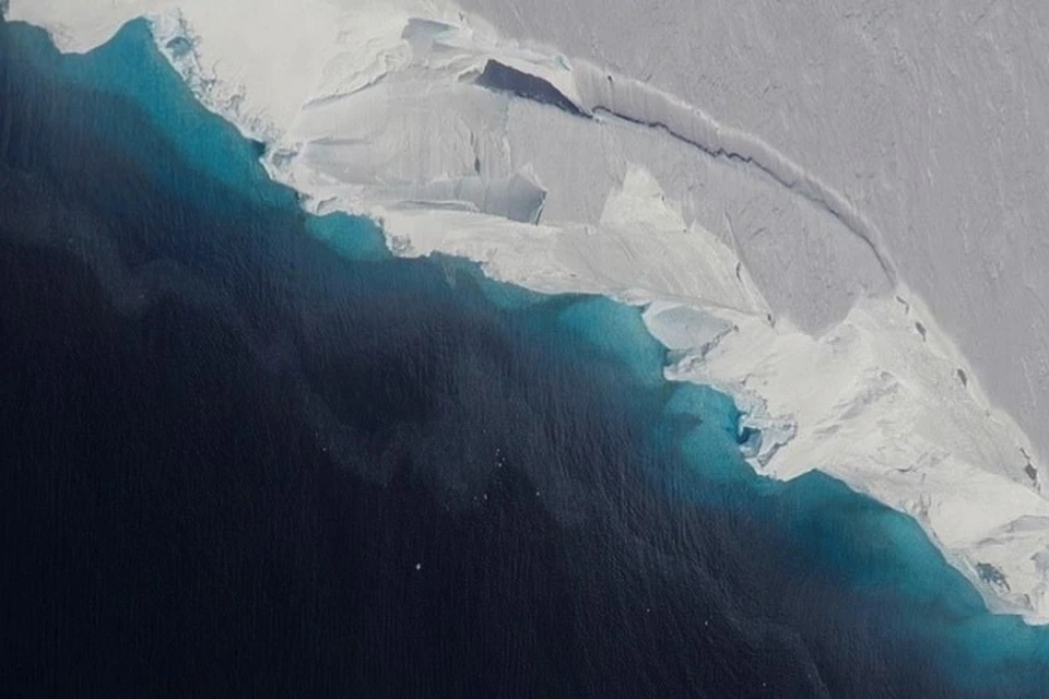 Ледник Туэйтса: под ним образовалась проталина.