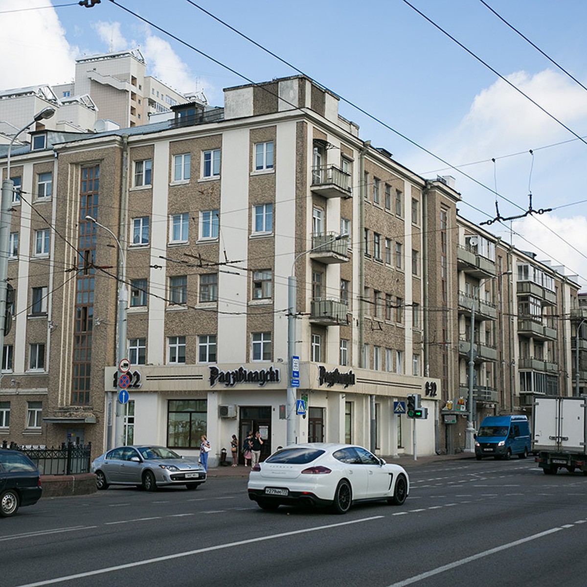 Жилой дом у Большого театра: мини-бассейны вместо ванн и подъезд для  прислуги - KP.RU