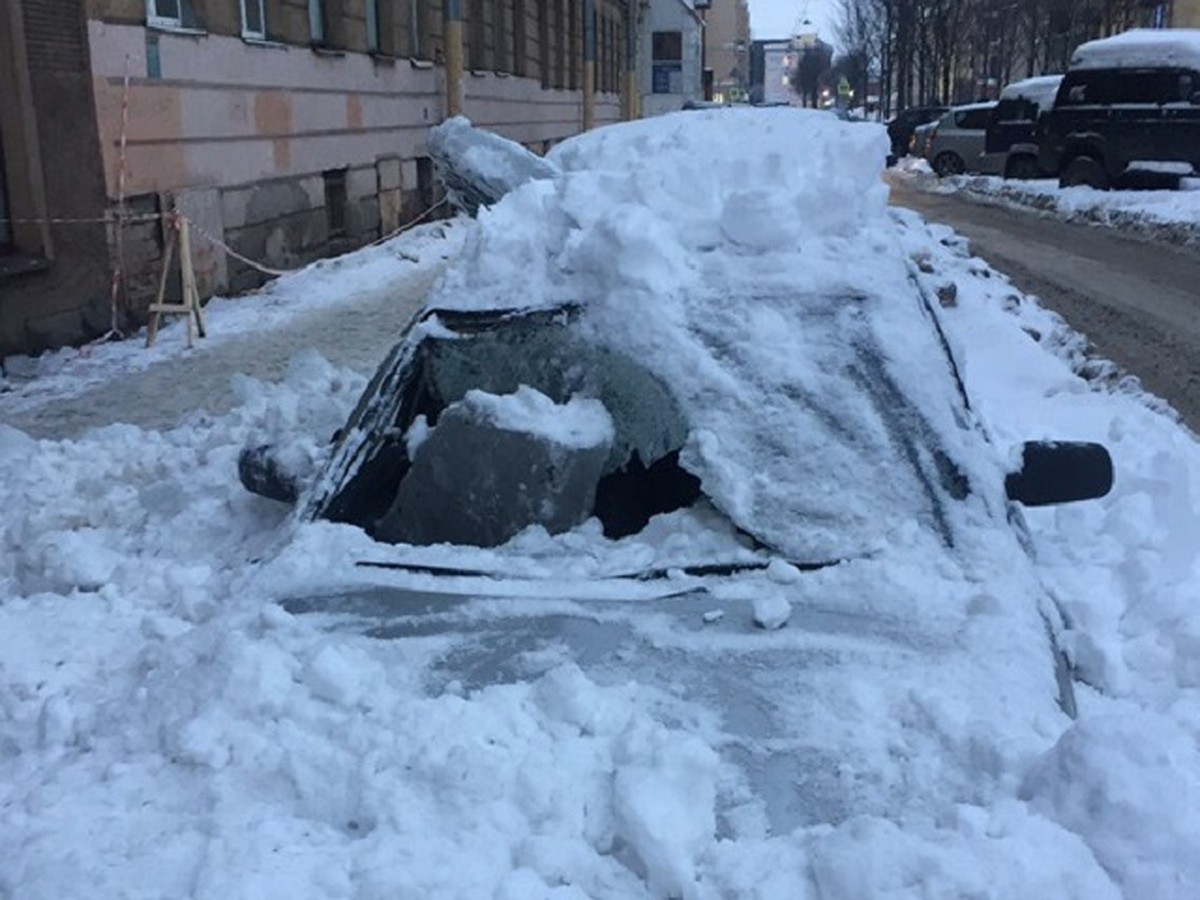 «Выбиты стекла и помят кузов»: В Петербурге коммунальщики сбросили лед на  припаркованное авто - KP.RU