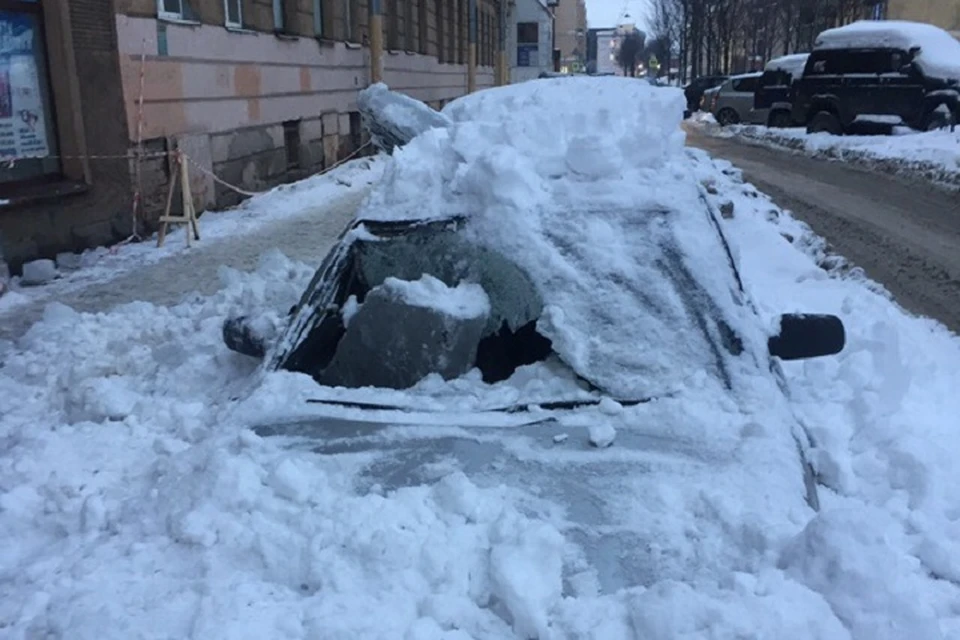 В центре Петербурге коммунальщики разбили машину, чистят крышу