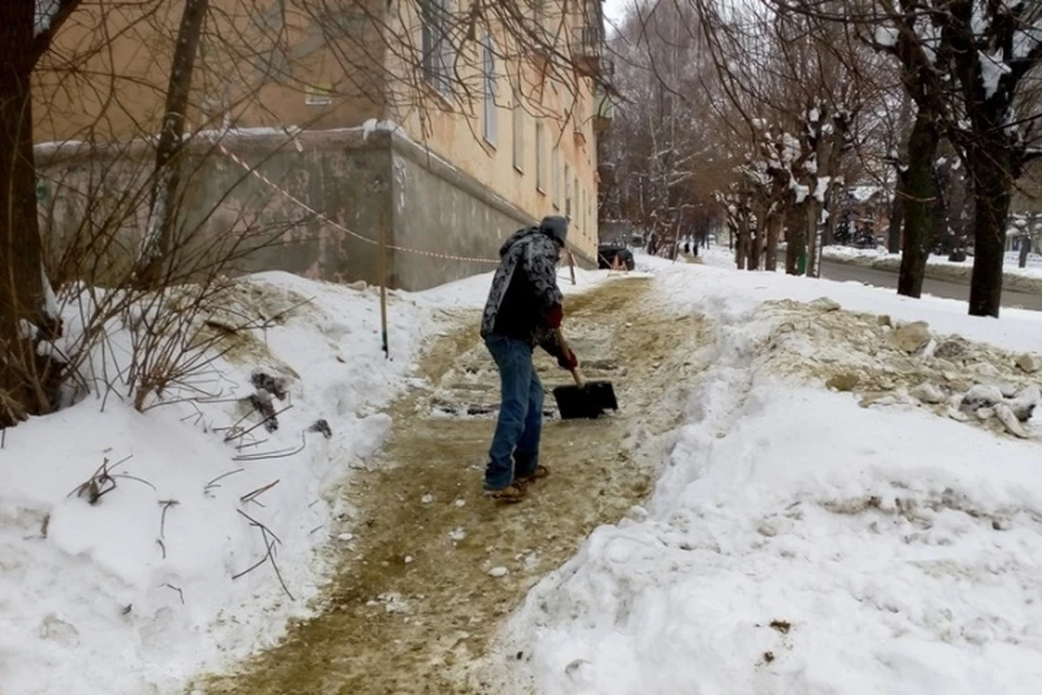 В Пензе на борьбу с льдом и снегом вышли не только коммунальщики, но и сотрудники учреждений