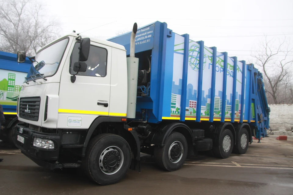 Отечественный транспортный мусоровоз может сжать и перевезти за один рейс 150-170 кубометров отходов.