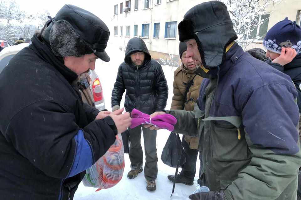 Бездомные с радостью приняли теплые подарки, которые передала им Наталья Романенко. Фото: Благотворительный фонд "Добрый мир"