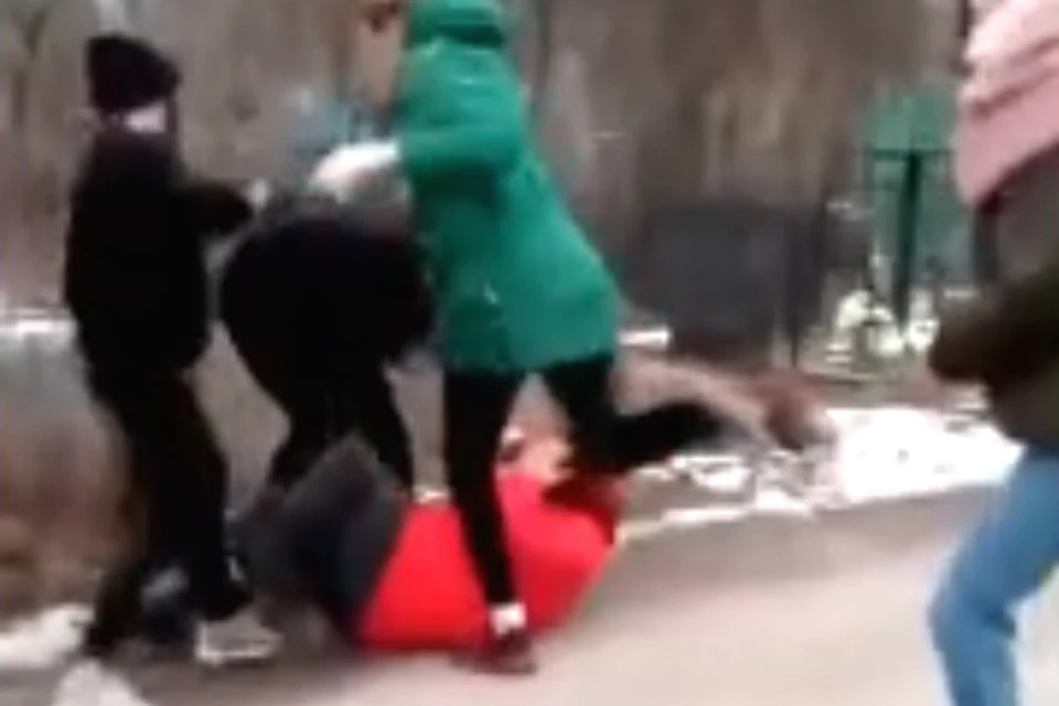В избиении принимали участие одновременно несколько школьниц. Фото: скрин с видео.