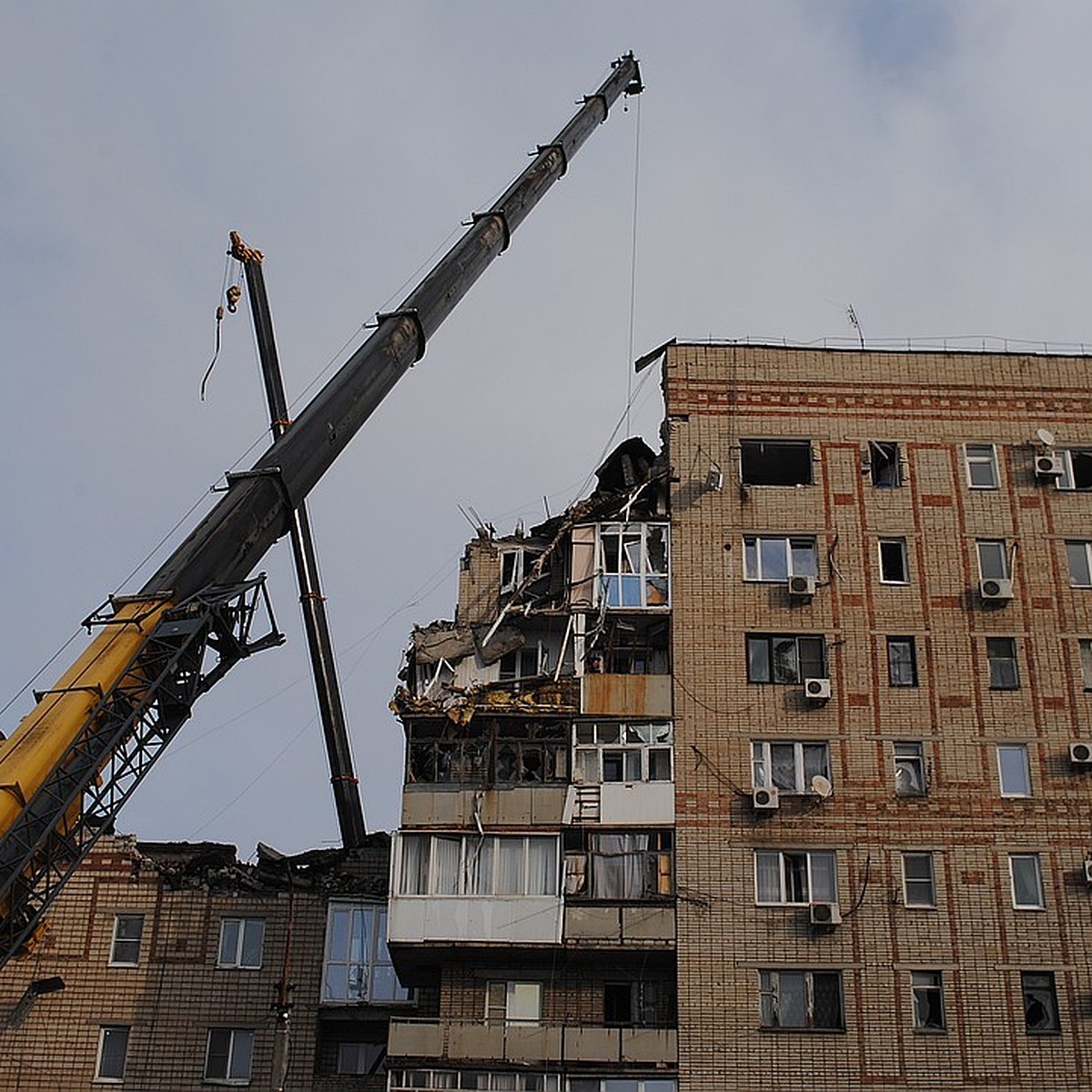 В Шахтах решили достроить квартиры в доме на Хабарова, где произошел взрыв  газа и погибли пять человек - KP.RU