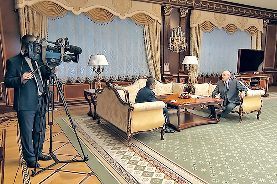 Михаил Бабич (на фото сидит слева) говорит, что в Белоруссии его приняли ­по-братски. И в том, что президент Александр Лукашенко (сидит справа) будет дальше идти на сближение с Россией, посол не сомневается. Фото: youtube.com