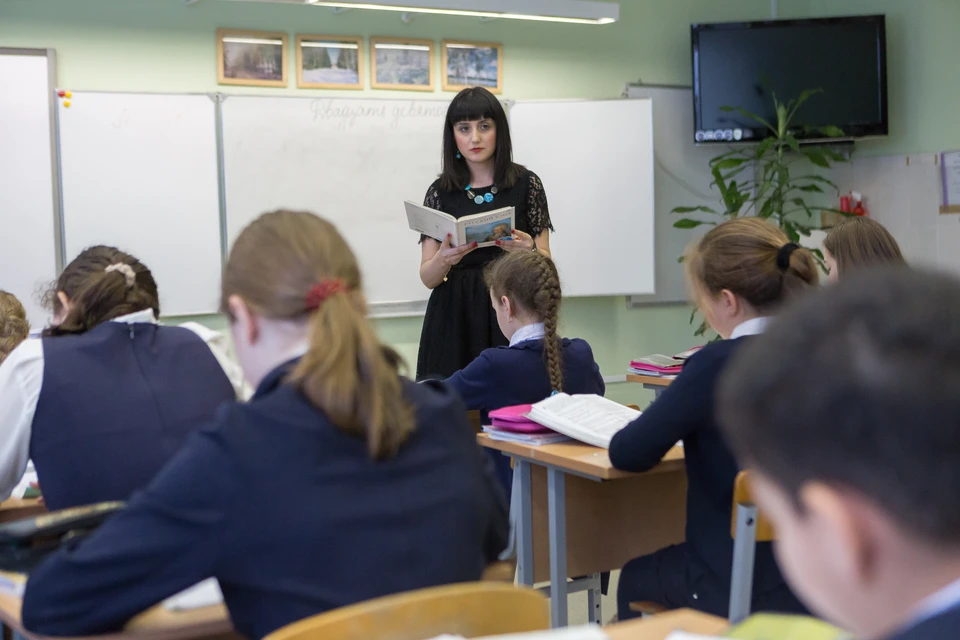 Средняя зарплата учителей в Петербурге за год выросла на две тысячи рублей