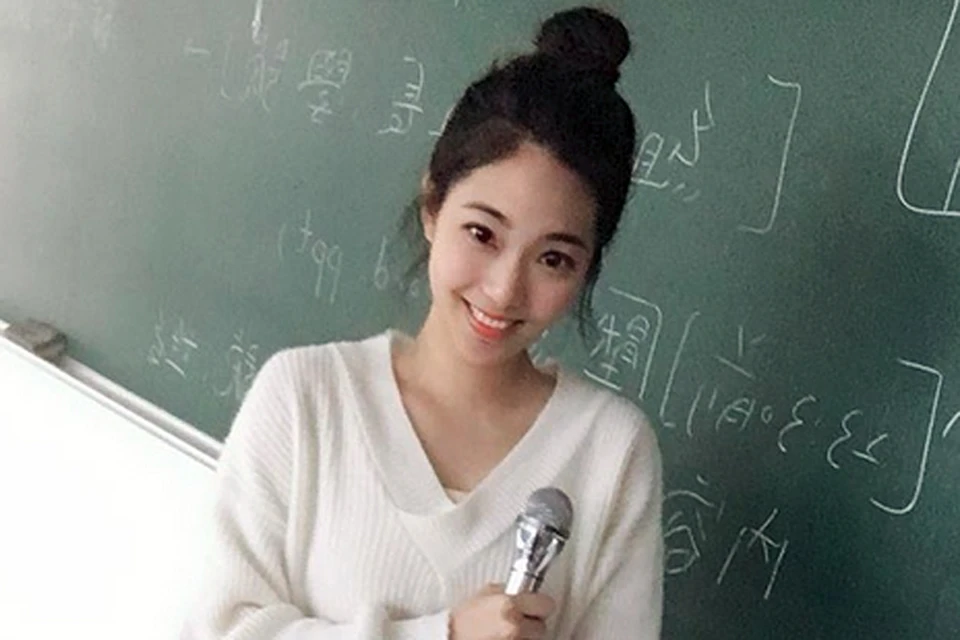 Чэн продолжает учиться в Университете китайской культуры и ведет факультатив