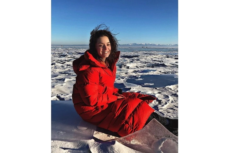 Олимпийская чемпионка Сочи-2014 Аделина Сотникова покаталась на коньках по льду Байкала. Фото: личная страница Аделины Сотниковой в соцсети «Instagram».
