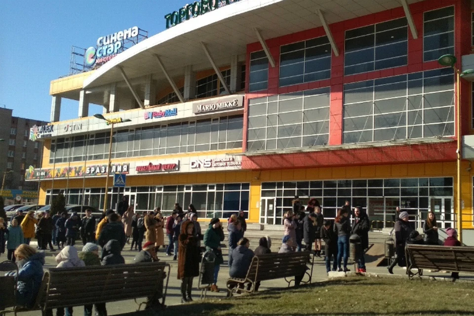 Посетители и сотрудники ТЦ ждут, пока завершится проверка безопасности зданий. Фото: ВК, паблик "Ростов Главный".