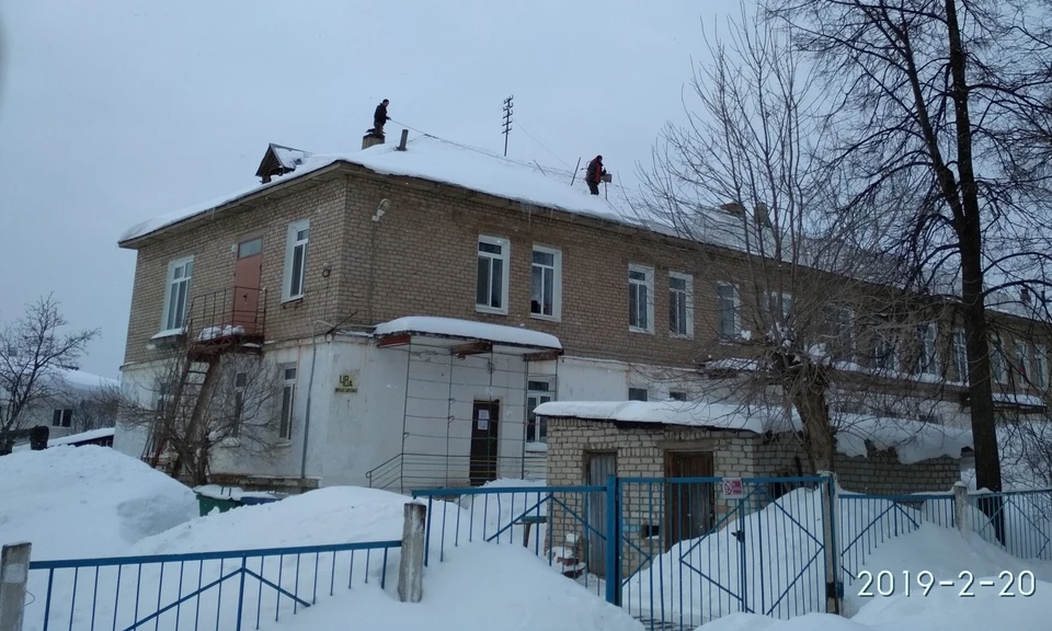 Сегодня крышу садика уже чистят. Фото пресс-службы СУ СКР по Пермскому краю
