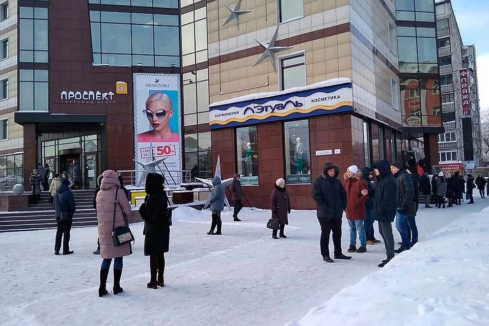 Из школ, торговых центров, больниц и т.п. из-за угрозы были эвакуированы около 15 тысяч человек.