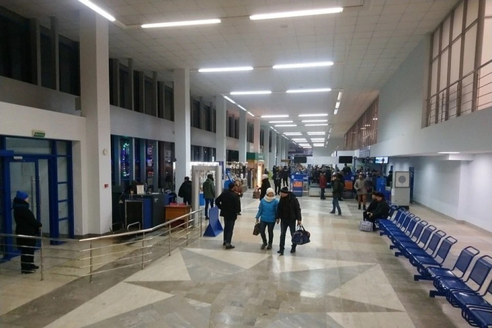 Совсем недавно пассажиры садились в самолет. Но потом им пришлось срочно покинуть его.