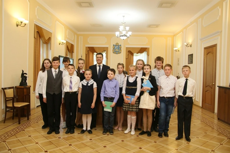 По итогам учебного года 2018/2019 годов 12 сильнейших школьников Псковской области отправятся в гости к губернатору Михаилу Ведерникову.