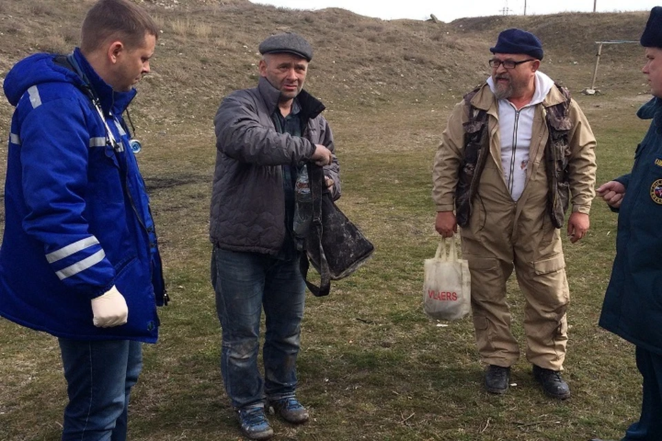 У керчанина с собой была только барсетка. Фото: пресс-служба МЧС по Крыму
