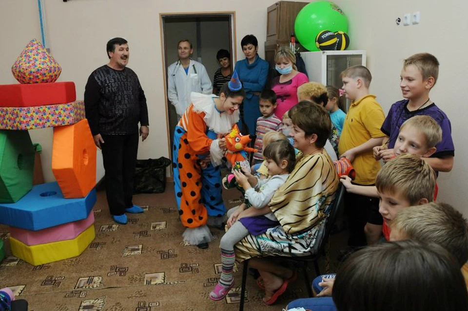 Новокузнецкий театр кукол "Сказ" уже много лет помогает особенным детям почувствовать себя кукловодами и приезжает со спектаклями в больницы Фото: vk.com/mirneogran