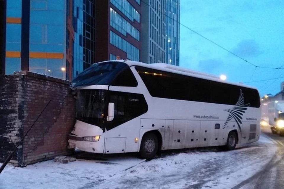 На улице Профессора Качалова пассажирский автобус "застрял в текстурах".