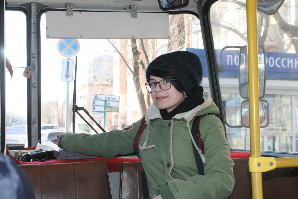 Журналист "КП" лично проверила, действует ли в автобусах оплата по картам. Фото: Василина ВАСИЛЬЕВА