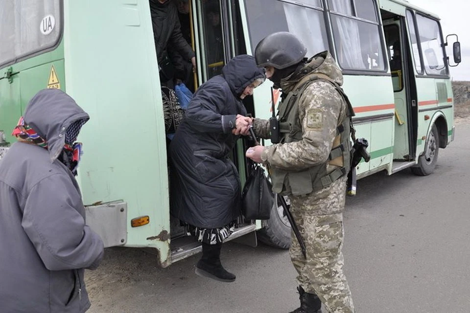Украинские военные на блокпостах готовы ухаживать за пожилыми дончанками, лишь бы те за Порошенко проголосовали. Фото: facebook.com/pressjfo.news