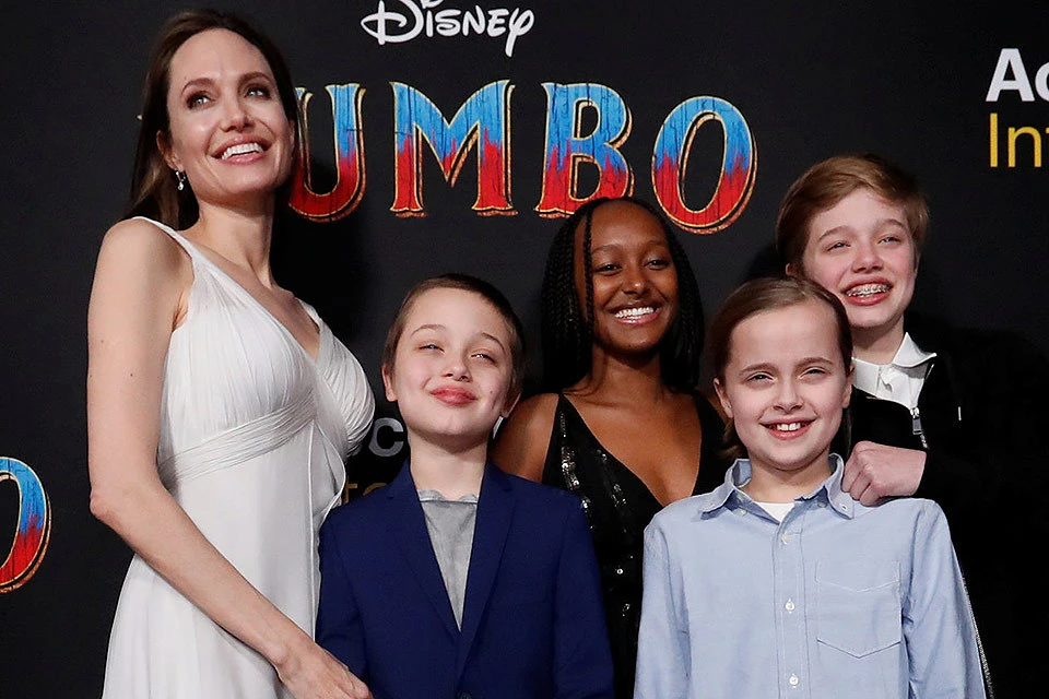 Анджелина Джоли с детьми на премьере фильма "Дамбо".