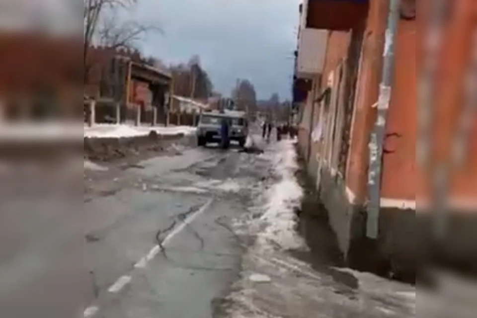 Лед упал с крыши дома на Кирова, 8. Фото: группа во ВКонтакте «Подслушано Сим».