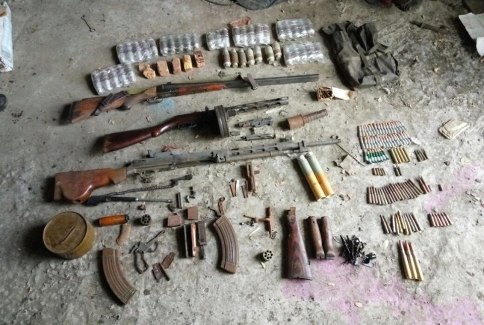 Поисковики хранили дома внушительный арсенал. Фото: ФСБ России по РО