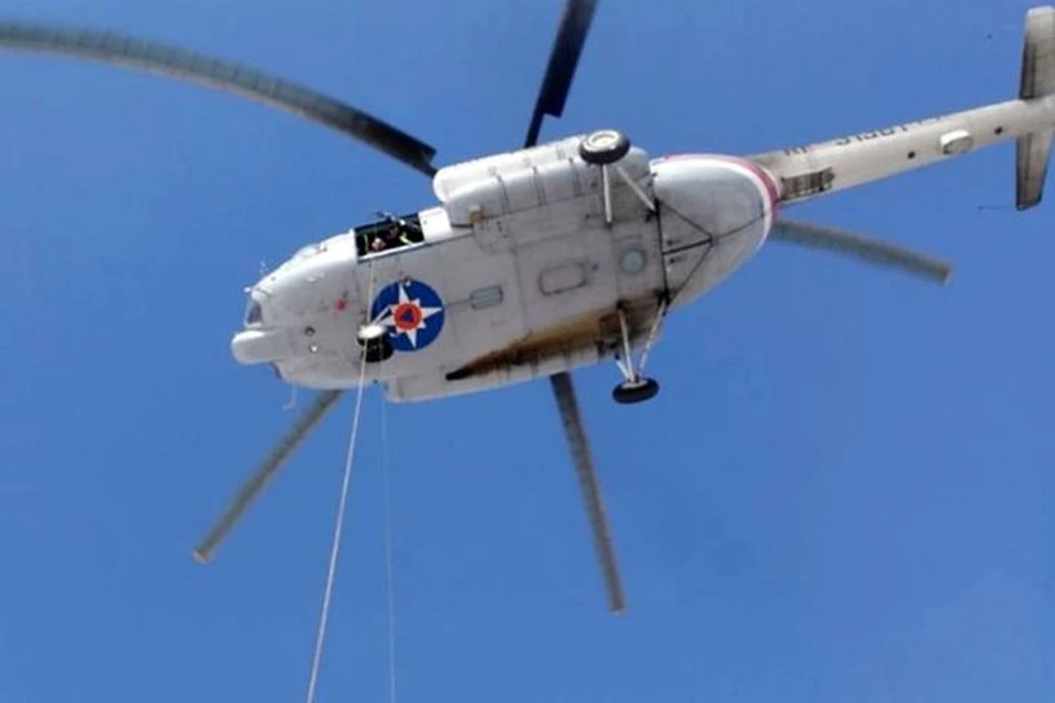 Чтобы срочно доставить землячку в больницу, экипаж приморского траулера вызвал вертолёт МЧС. Фото: dvrpso.ru