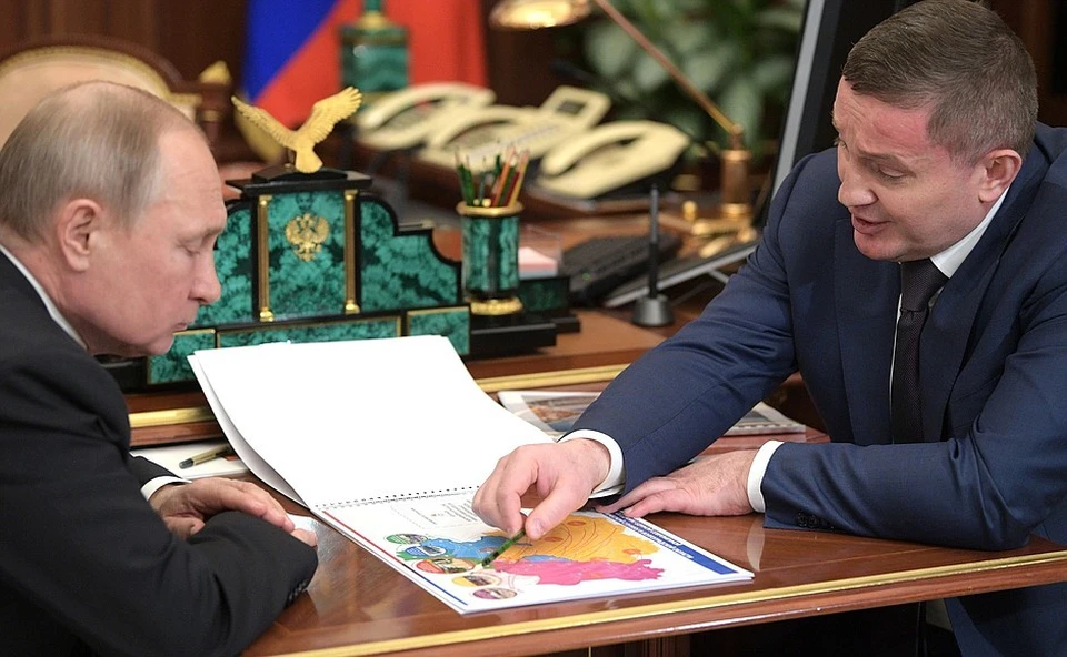 Президент внимательно разглядывал проект Бочарова. Фото: сайт Кремля.