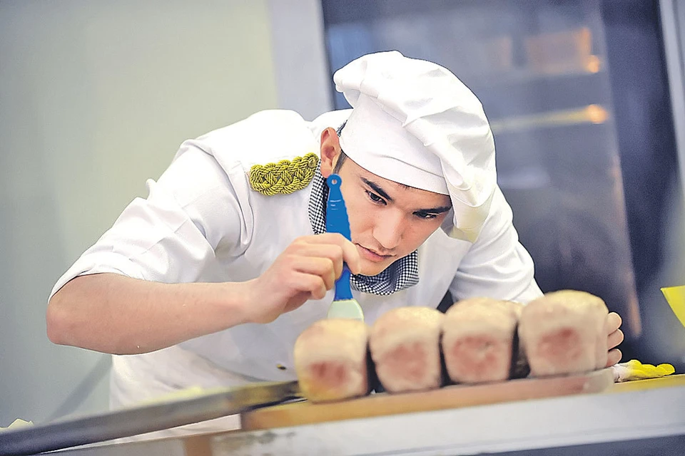 Экстрасенсы в магазине не читают состава, они угадывают пользу хлеба при помощи синей лопатки. Фото: Алексей БОБРОВ