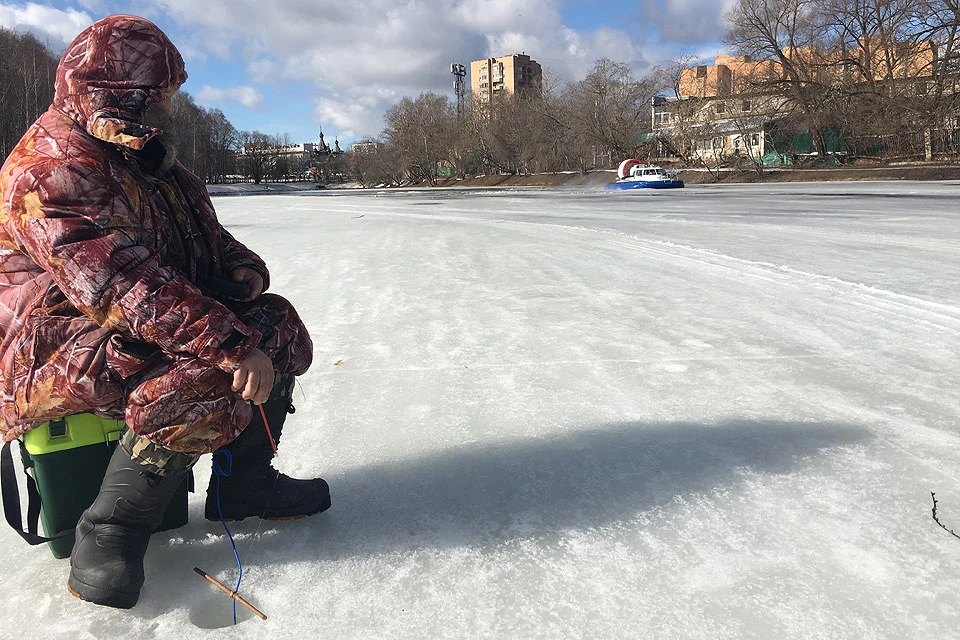 Рыбаки не спешат покидать лед московских водоемов.