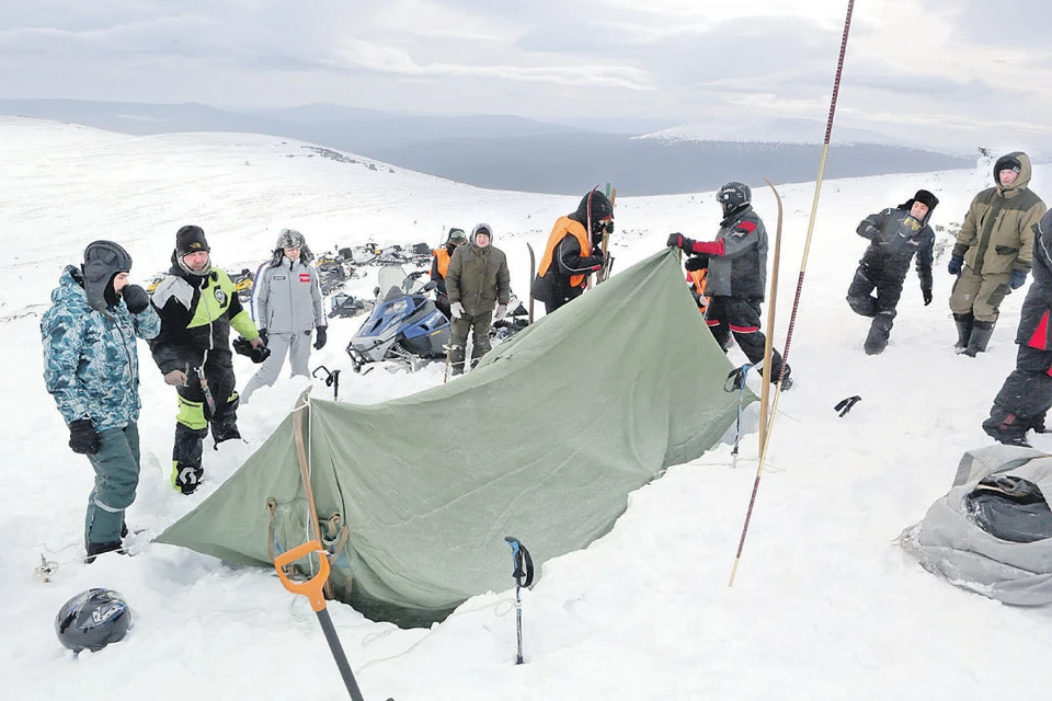 Часть следственного эксперимента - установка такой же палатки, как у группы Дятлова, на том же самом месте.