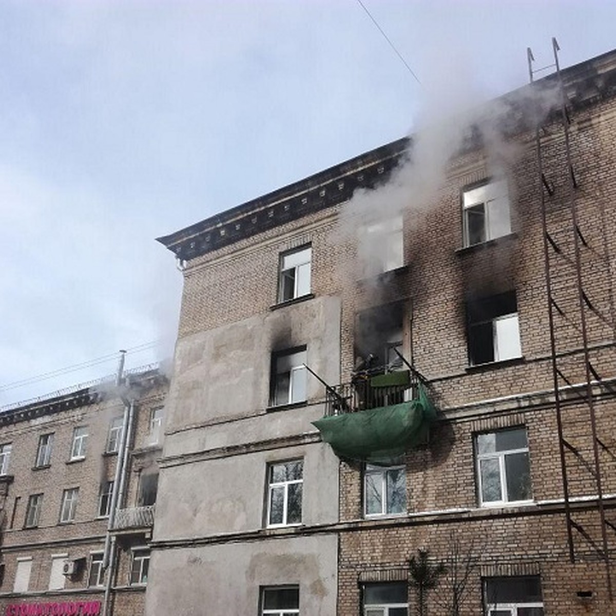 Пожар в жилом доме на Сестрорецкой улице: Эвакуированы десятки человек -  KP.RU