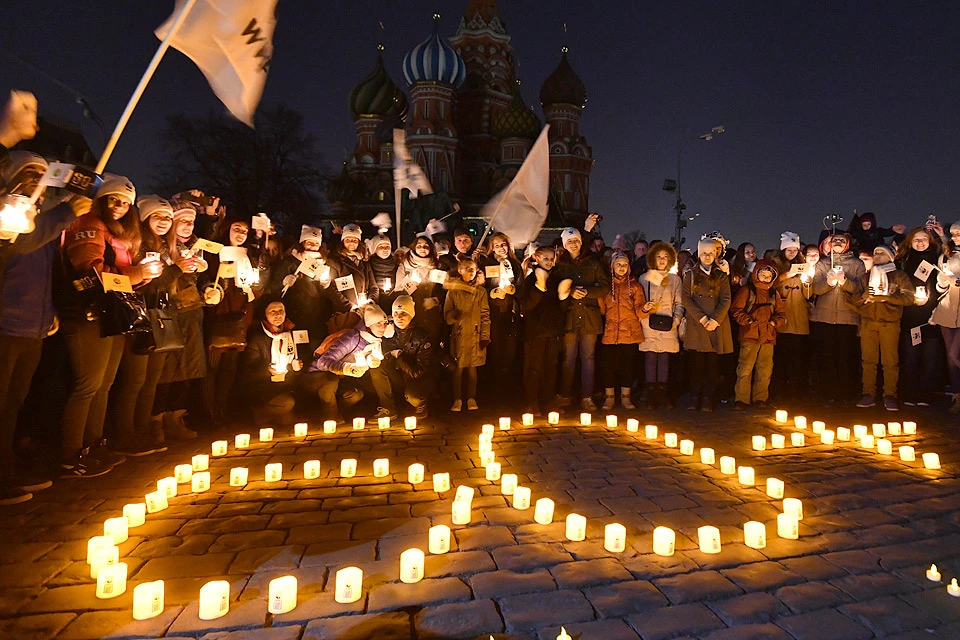 Участники экологической акции `Час земли` на Красной площади.