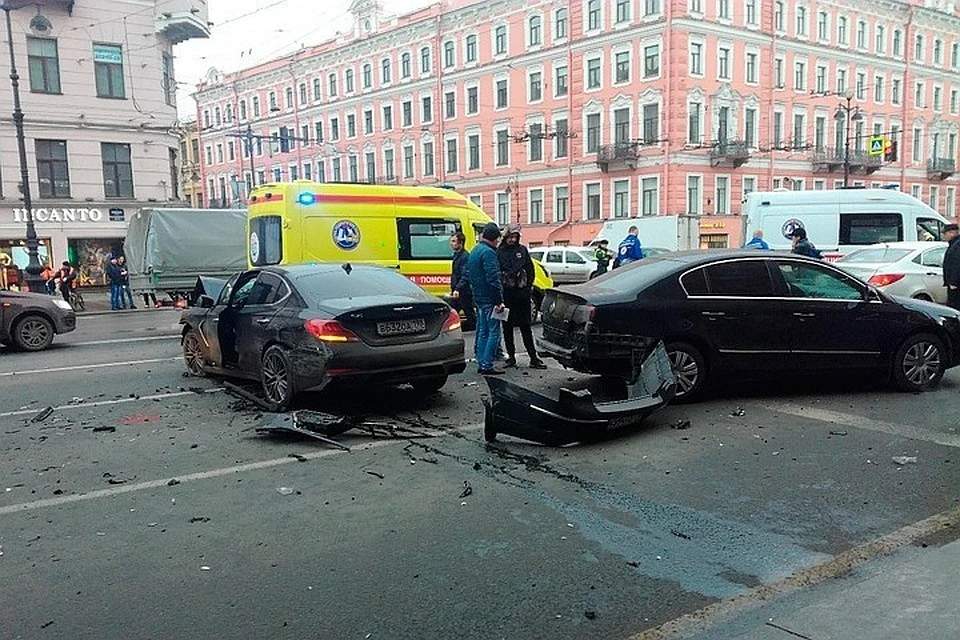 Массовое ДТП на Невском: фото и видео с места аварии, свидетельства очевидцев. Metro