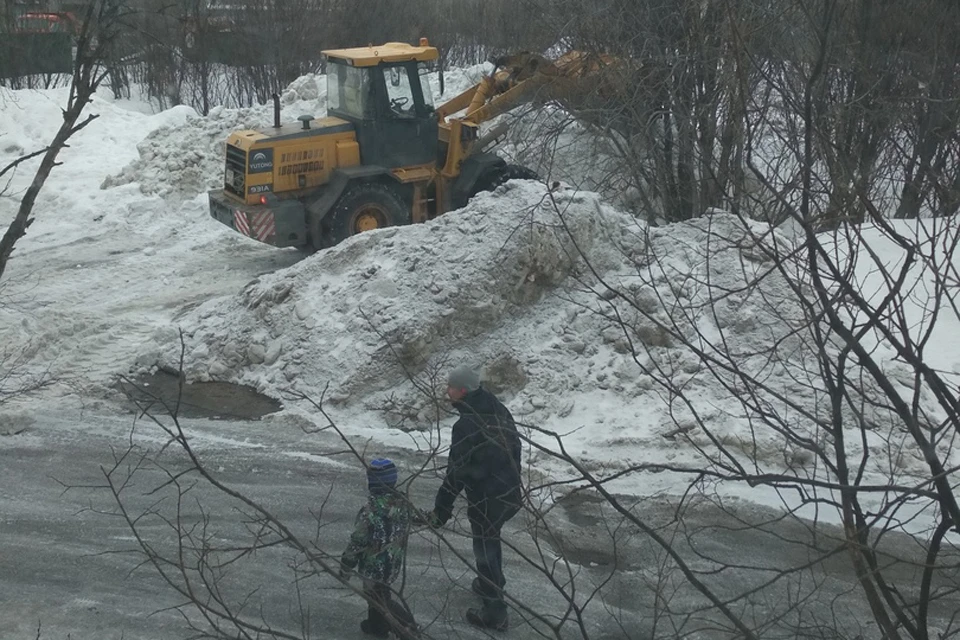 Трактор работал все утро, чтобы перевезти снег с места на место. Фото: Екатерина Герасимова
