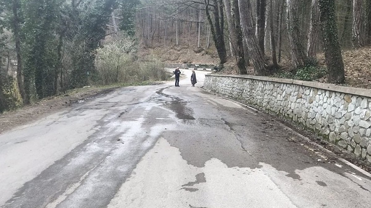 В Крыму проснулся оползень: Дорога на Ай-Петри треснула, из-под асфальта  бьет ключ - KP.RU