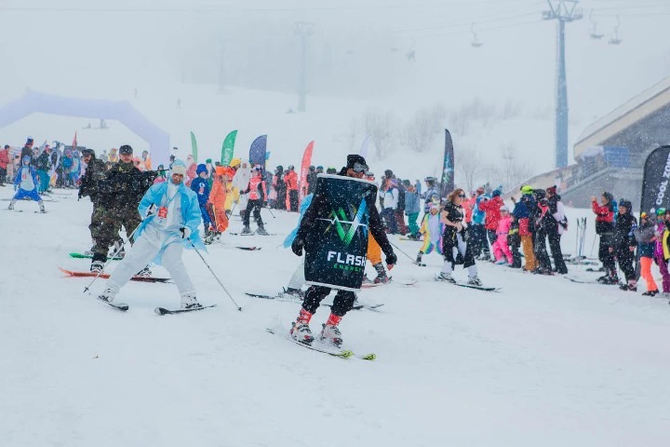 740 участников участвовалив спуске в карнавальных костюмах на Grelka Fest.ФОТО: vk.com, "Grelka Fest | Шерегеш"