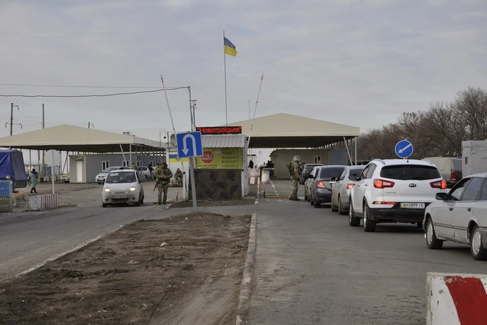 На украинских КПВВ запрещен проезд машин с регистрационными номерами ДНР. Фото: dpsu.gov.ua