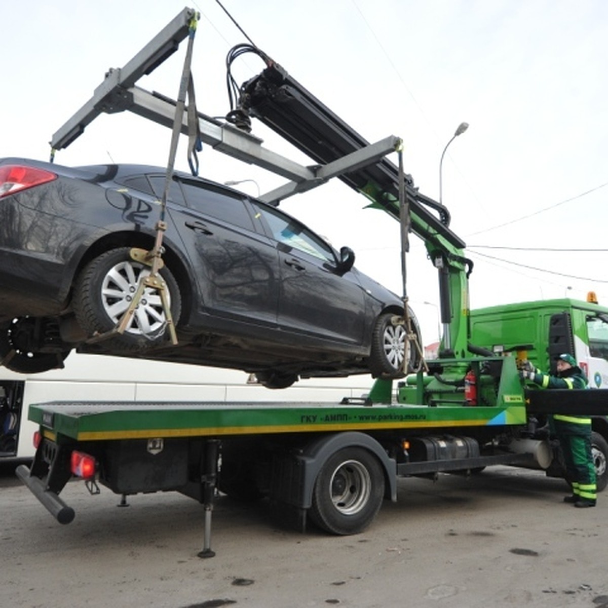 Жители Калининграда жалуются, что их автомобили эвакуируют по ночам - KP.RU