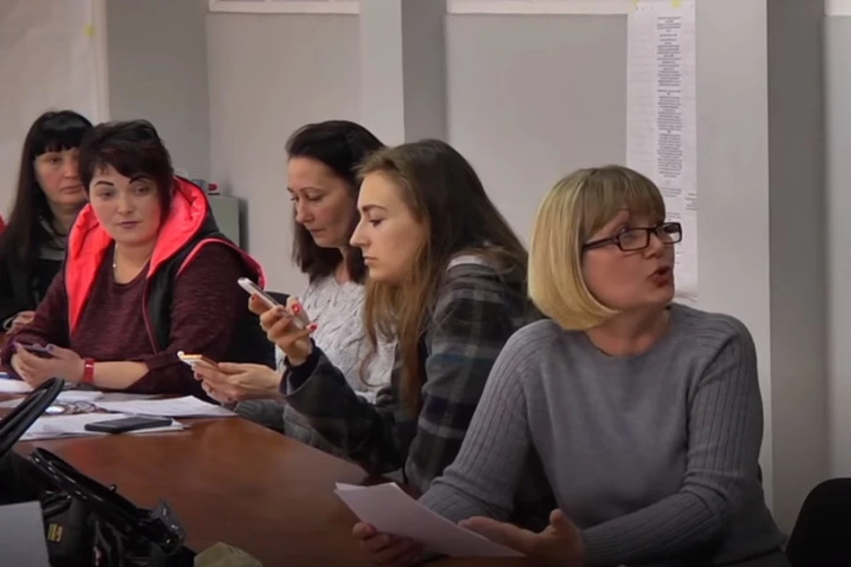 Пострадавшие члены участковых комиссий в Рубежном не поверили обещаниям и написали заявления в полицию. Скриншот видео ТК «UA:Донбасс»
