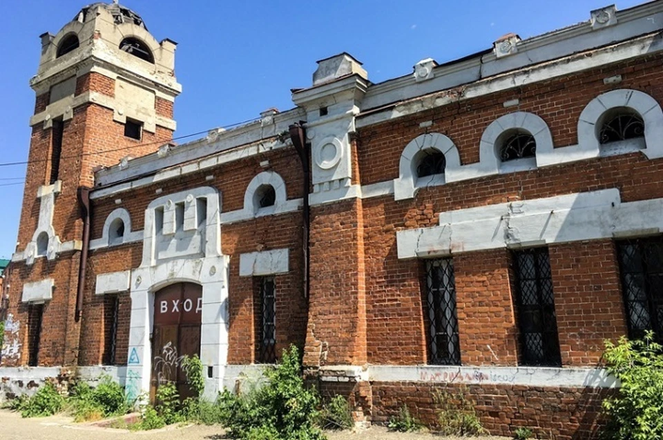 Историческое здание из красного кирпича находится на набережной Томи у Речвокзала. Фото: tsu.ru