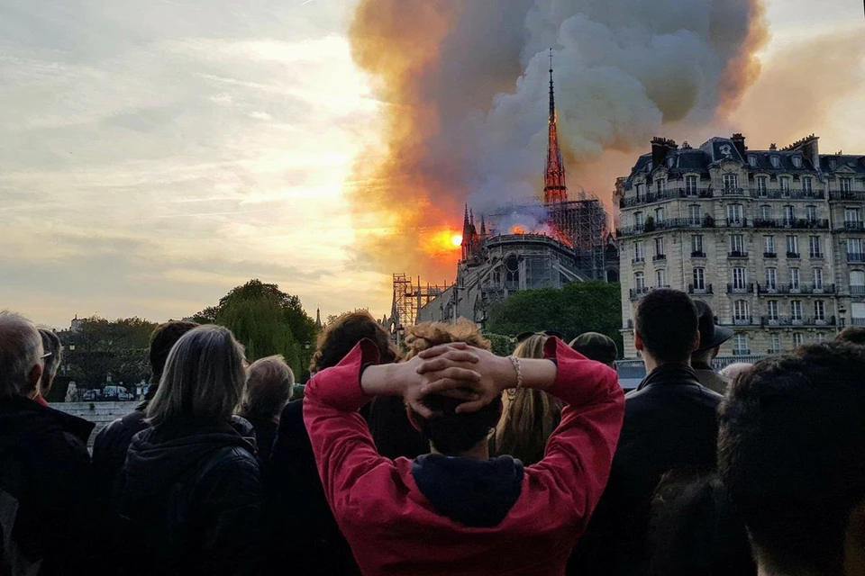 За пожаром наблюдали тысячи туристов из разных стран.