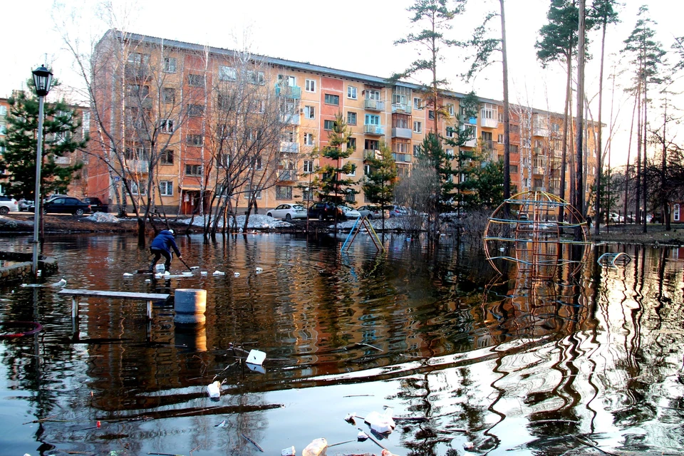 Каждый год возле пятиэтажек в Тимирязевском сквере Новосибирска образуется лужа-озеро.