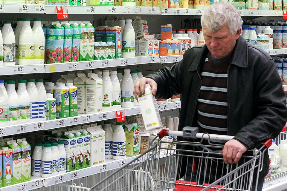 Покупатель у полок с кефиром в гипермаркете. Фото Роман Пименов/Интерпресс/ТАСС