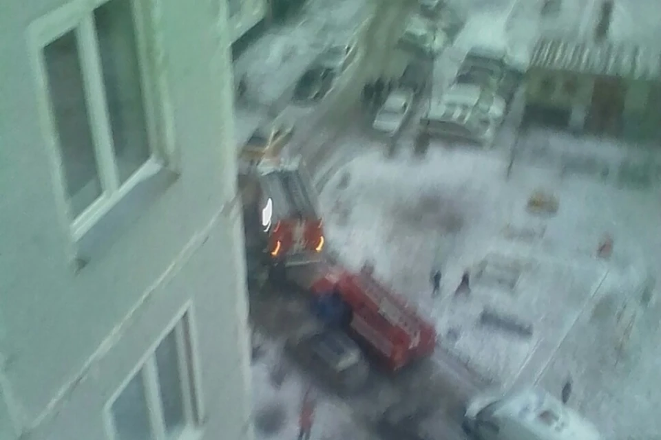 Пожарные не смогли разверуть высотную технику из-за припаркованных машин Фото: Миша Крячко / Сити-н