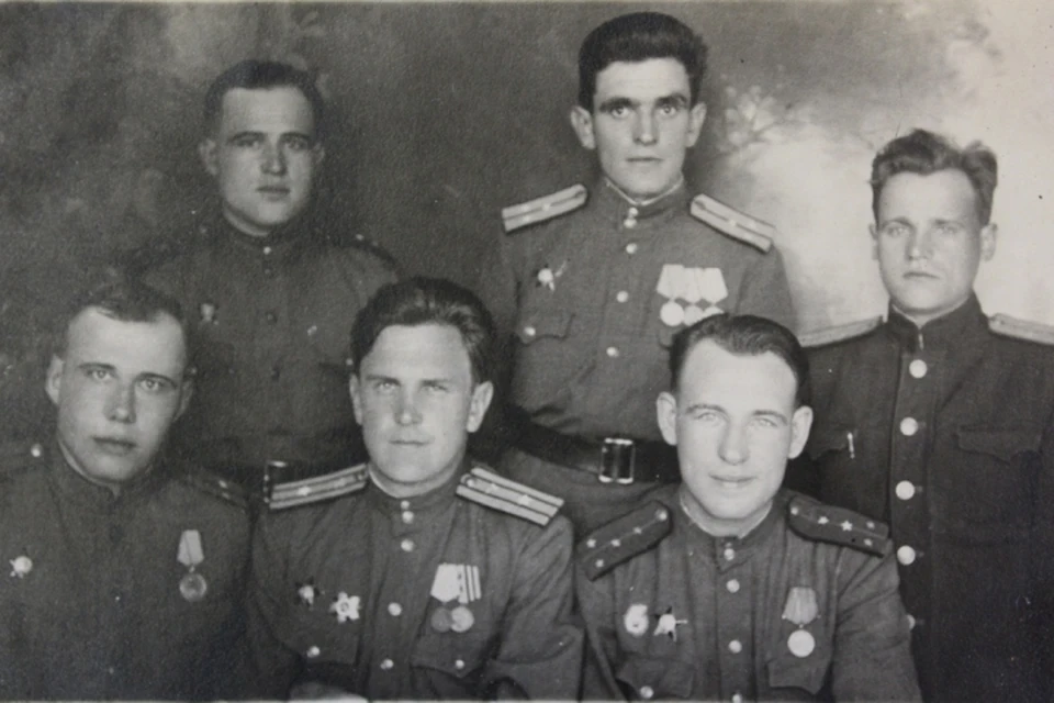 Офицеры 3-й штурмовой инженерно-саперной Неманской ордена Кутузова бригады в Яново (Польша) 12 июля 1945 года. Овсянников сидит слева.