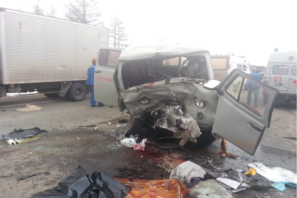Лоб в лоб столкнулись машина скорой и микроавтобус в Магадане, три человека погибли