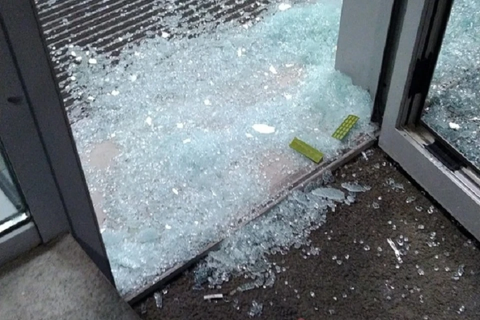 Болельщик "Динамо" разбил стекло на петербургском стадионе, чтобы попасть в фан-зону